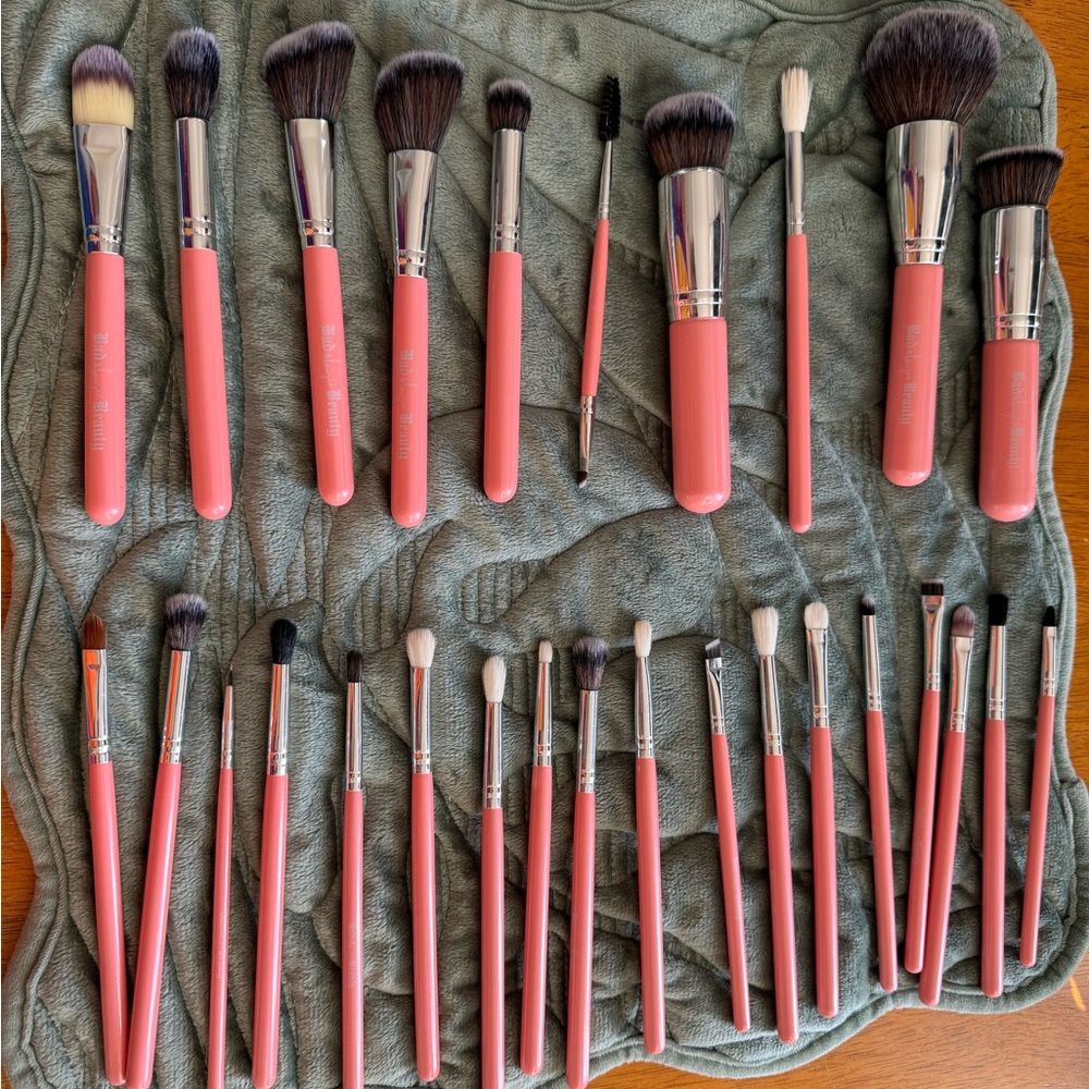 Bad & Boujee Beauty Brush Set (28 pcs) gently used cleaned and sanitized.